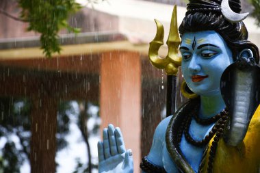 Lord Shiva 'nın heykeli ve Arkaplan yağmuru 