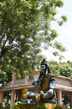 Lord Shiva 'nın heykeli ve Arkaplan yağmuru 