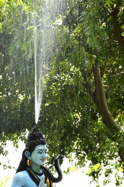 Lord Shiva 'nın heykeli ve Arkaplan yağmuru 
