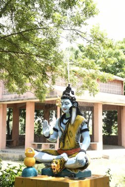 Lord Shiva 'nın heykeli ve Arkaplan yağmuru 