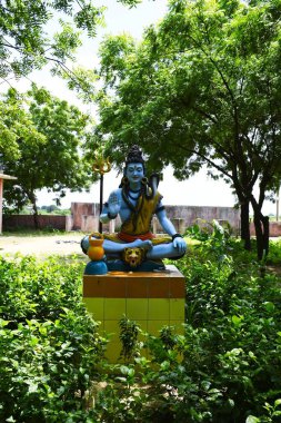 Lord Shiva 'nın heykeli ve Arkaplan yağmuru 