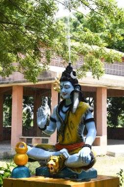 Lord Shiva 'nın heykeli ve Arkaplan yağmuru 