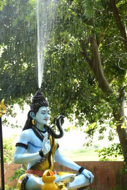 Lord Shiva 'nın heykeli ve Arkaplan yağmuru 
