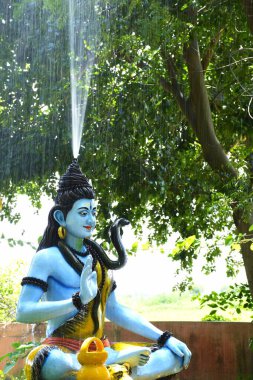 Lord Shiva 'nın heykeli ve Arkaplan yağmuru 