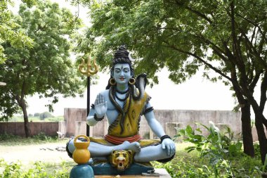 Lord Shiva 'nın heykeli ve Arkaplan yağmuru 