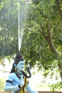 Lord Shiva 'nın heykeli ve Arkaplan yağmuru 