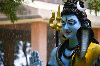 Lord Shiva 'nın heykeli ve Arkaplan yağmuru 