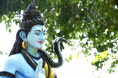 Lord Shiva 'nın heykeli ve Arkaplan yağmuru 