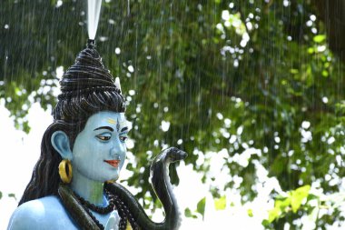 Lord Shiva 'nın heykeli ve Arkaplan yağmuru 