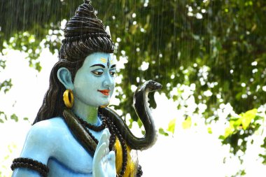 Lord Shiva 'nın heykeli ve Arkaplan yağmuru 
