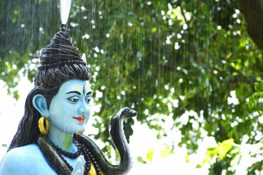 Lord Shiva 'nın heykeli ve Arkaplan yağmuru 