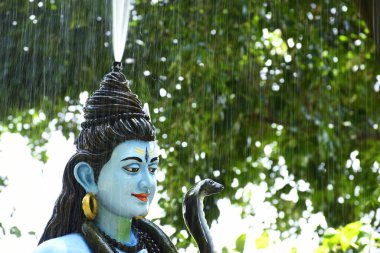 Lord Shiva 'nın heykeli ve Arkaplan yağmuru 