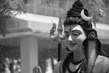 Lord Shiva 'nın heykeli ve Arkaplan yağmuru 