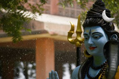 Lord Shiva 'nın heykeli ve Arkaplan yağmuru 