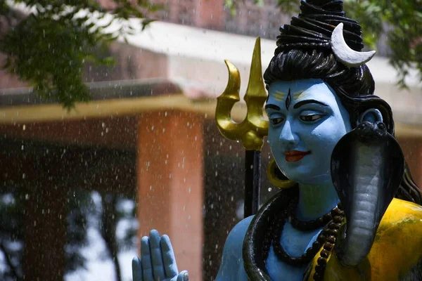 Estátua Senhor Shiva Fundo Chovendo — Fotografia de Stock