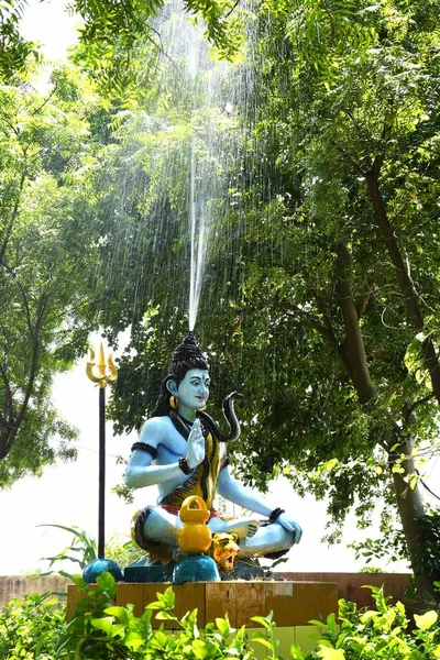 Lord Shiva 'nın heykeli ve Arkaplan yağmuru 