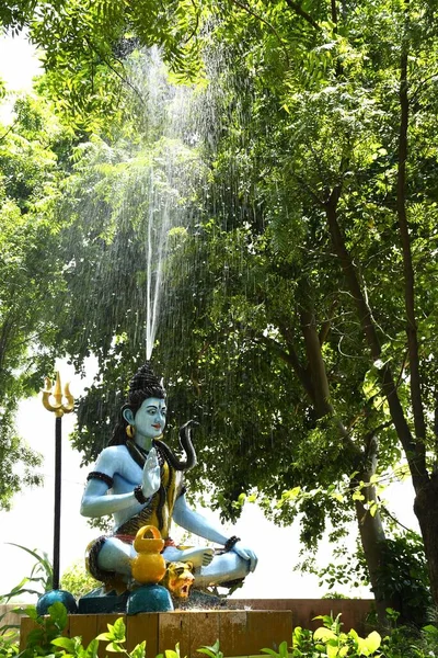 Lord Shiva 'nın heykeli ve Arkaplan yağmuru 