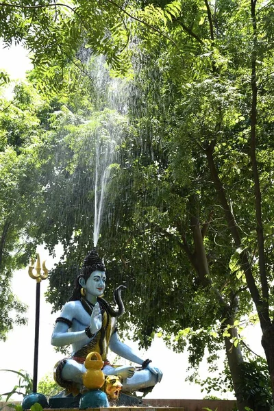 Lord Shiva 'nın heykeli ve Arkaplan yağmuru 