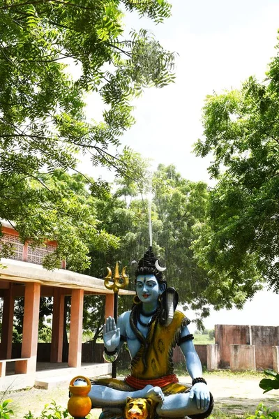 Άγαλμα Του Άρχοντα Σίβα Και Φόντο Βρέχει — Φωτογραφία Αρχείου