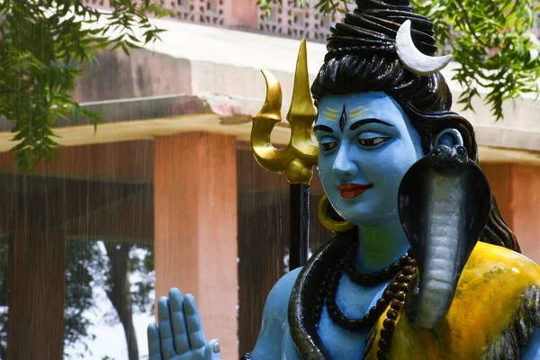 Statue Von Lord Shiva Und Hintergrund Regnet — Stockfoto