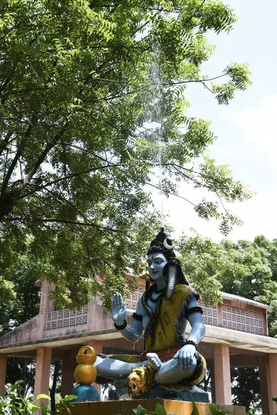 Lord Shiva 'nın heykeli ve Arkaplan yağmuru 