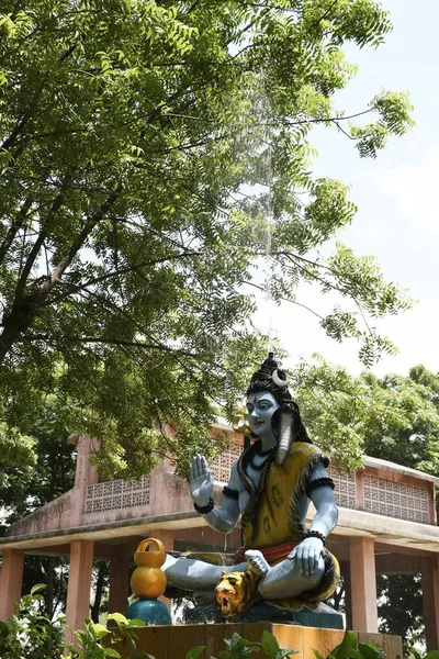 Lord Shiva 'nın heykeli ve Arkaplan yağmuru 