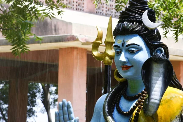 Lord Shiva Nın Heykeli Arkaplan Yağmuru — Stok fotoğraf