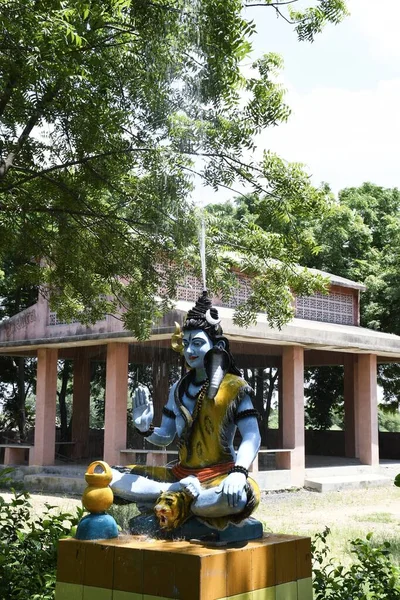 シヴァ神の像と背景雨 — ストック写真