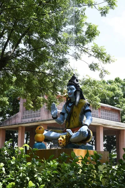 Lord Shiva 'nın heykeli ve Arkaplan yağmuru 