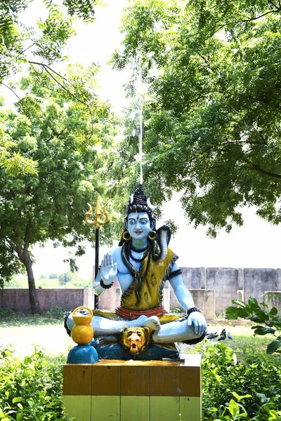 Lord Shiva 'nın heykeli ve Arkaplan yağmuru 