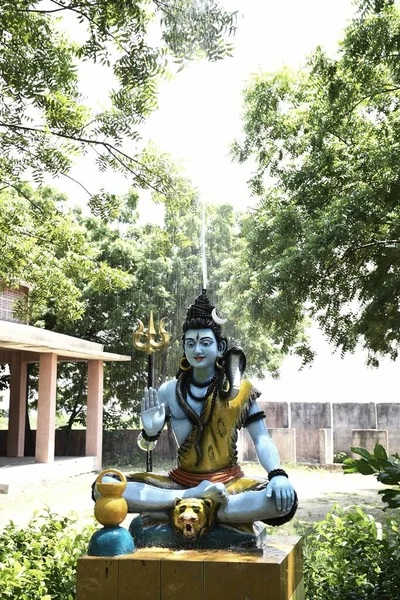 Lord Shiva 'nın heykeli ve Arkaplan yağmuru 