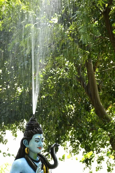 Lord Shiva 'nın heykeli ve Arkaplan yağmuru 