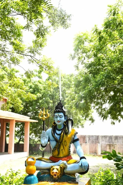 Lord Shiva 'nın heykeli ve Arkaplan yağmuru 