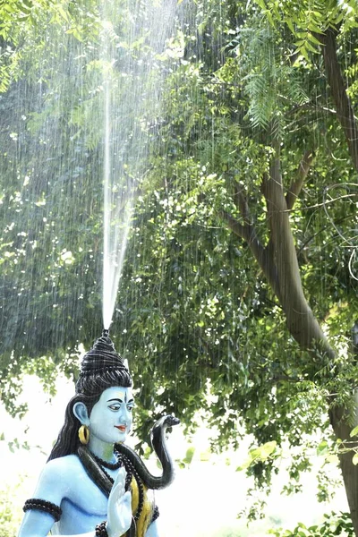 Lord Shiva 'nın heykeli ve Arkaplan yağmuru 