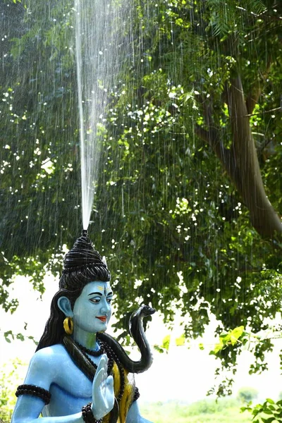 Lord Shiva 'nın heykeli ve Arkaplan yağmuru 