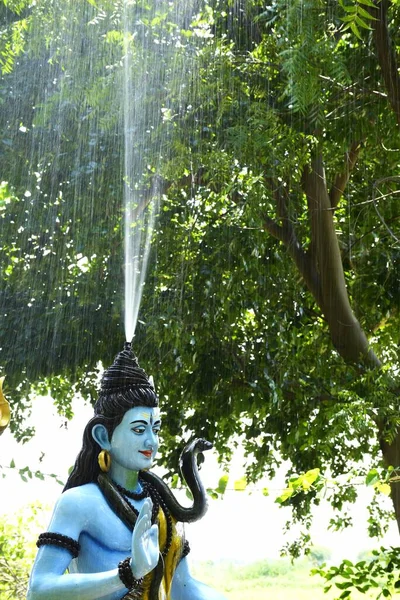 Lord Shiva 'nın heykeli ve Arkaplan yağmuru 