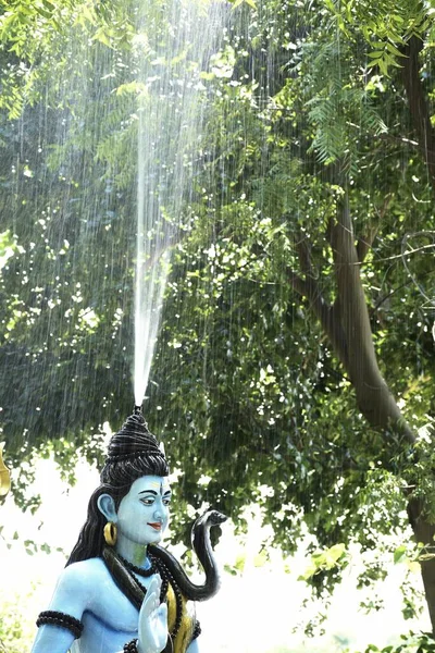 Lord Shiva 'nın heykeli ve Arkaplan yağmuru 