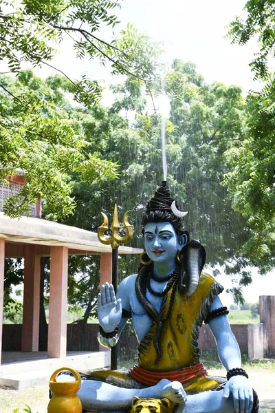Statue Von Lord Shiva Und Hintergrund Regnet — Stockfoto