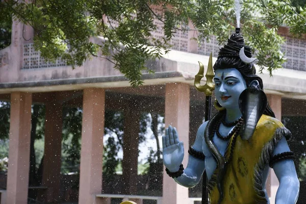 Lord Shiva 'nın heykeli ve Arkaplan yağmuru 