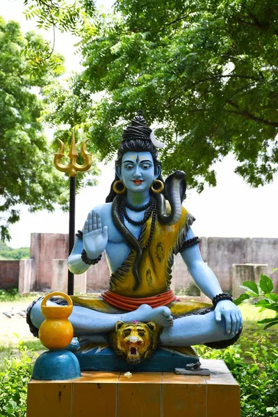 Lord Shiva 'nın heykeli ve Arkaplan yağmuru 