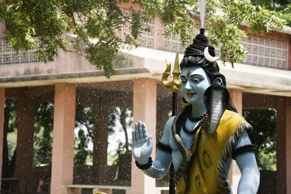 Staty Lord Shiva Och Bakgrundsregn — Stockfoto