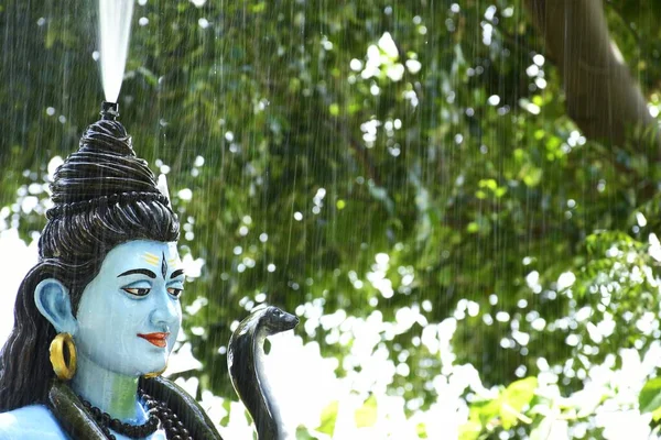 Staty Lord Shiva Och Bakgrundsregn — Stockfoto