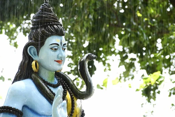 Lord Shiva Nın Heykeli Arkaplan Yağmuru — Stok fotoğraf