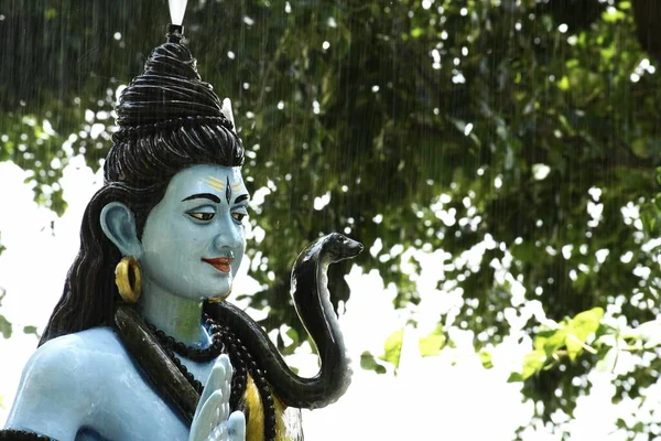 Lord Shiva 'nın heykeli ve Arkaplan yağmuru 