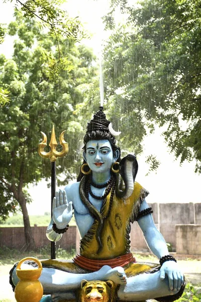 Άγαλμα Του Άρχοντα Σίβα Και Φόντο Βρέχει Φωτογραφία Αρχείου