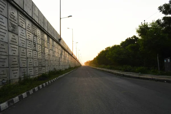 Morgenblick Sonnenaufgang Morgen Straßenlichtmuster Auf Der Brücke — Stockfoto