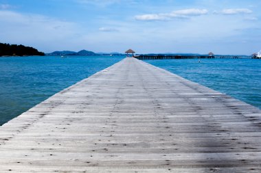 mavi güzel plaj üzerinde üzerinde ahşap İskelesi