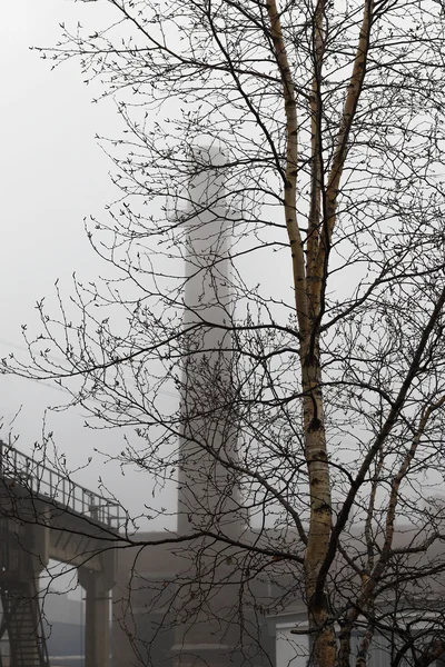 Tubería de una sala de calderas de fábrica en la niebla — Foto de Stock