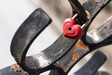 Geçiş üzerindeki kırmızı asma kilit