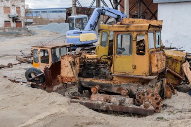 Eski paslı buldozer